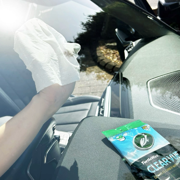 Turtle Wax ClearVue Car Glass Cleaner Wipes - Quick & Easy Streak Free Glass Wipes